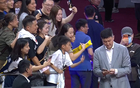 温馨！胡明轩双手摸徐昕的头，杜锋与广东队球迷打成一片